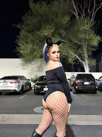 Lynnie Love MILF model selfies