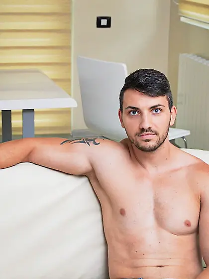 White man urdesireee dancing