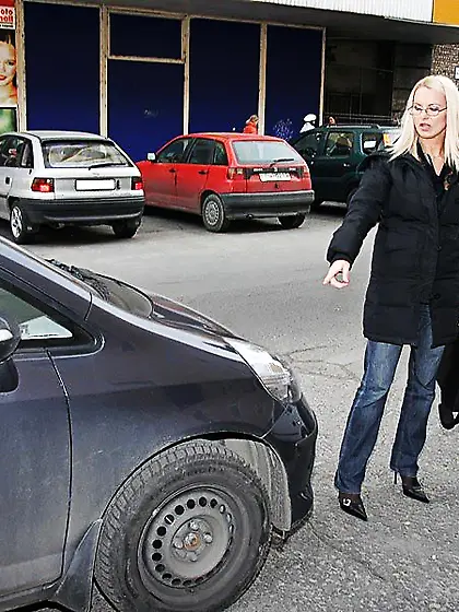 Baring her chic lingerie and tearing her pantyhose Winnie gets d