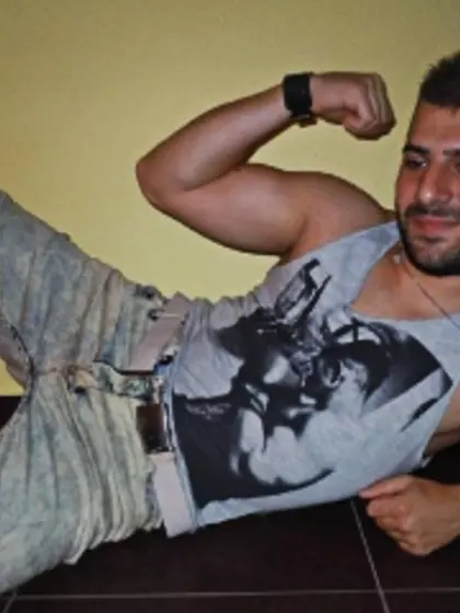 Brunette looper perform close