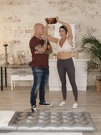 Dark-haired masseuse Reagan Foxx fucks her client