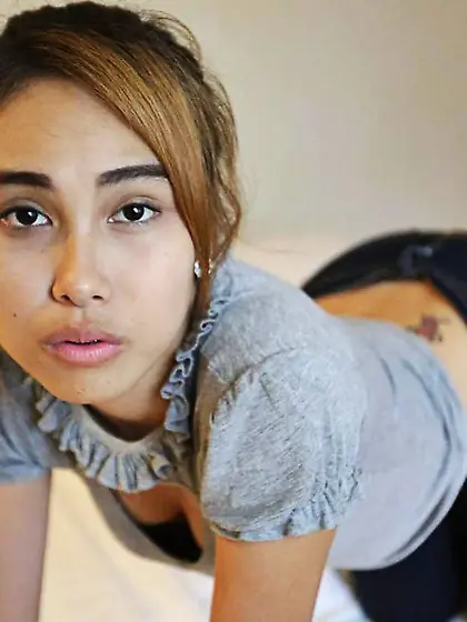 Asian babe voluntarily asked admirers to enter inside her trimme