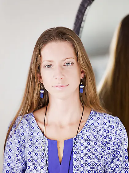 Flawless naked girl from Russia likes to spend time by the mirro