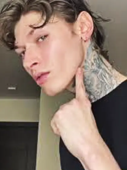 Que alternes su vagina con mi bocaQuiero lamer su