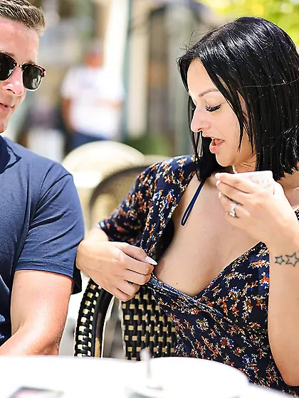 Hat-wearing hottie shows her ass & pussy while out and about