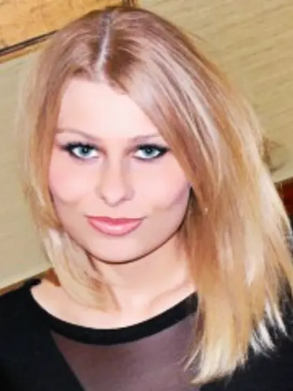 Blonde missamellia perform dancing