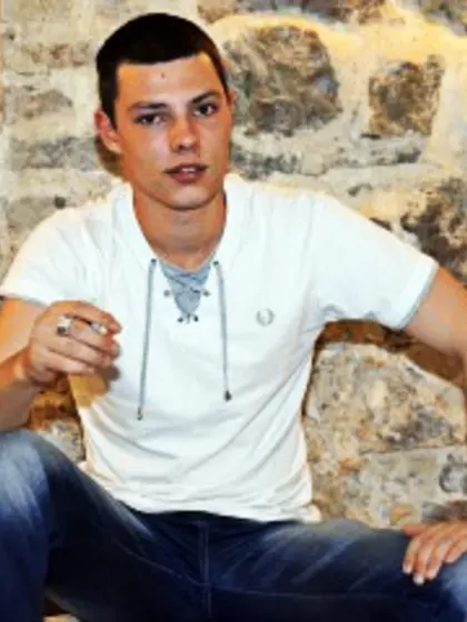 Brunette coolimants perform close