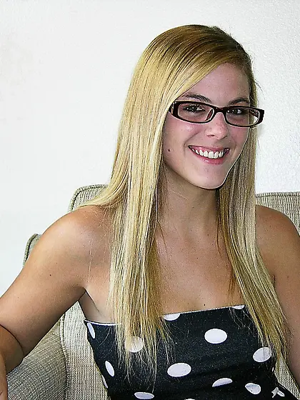 Blonde Teen Models Nude And Shows Her Ass