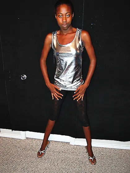 Ponytailed ebony vixen demonstrating