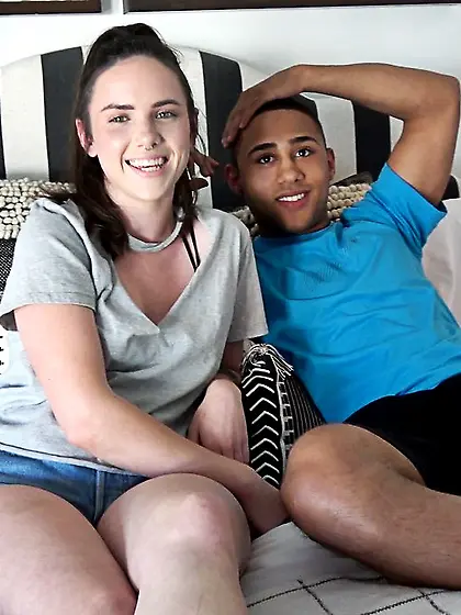 Muscular bloke boffs his dark-haired babe