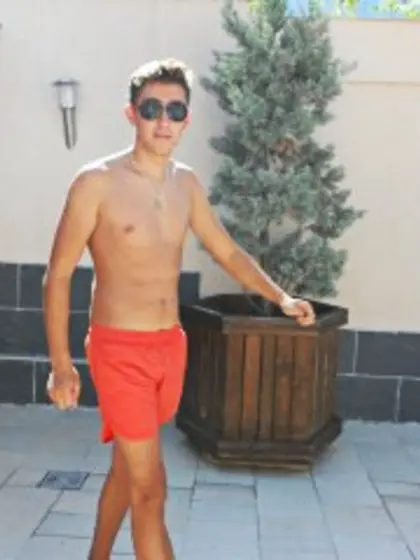 Brunette truchiman1 perform close