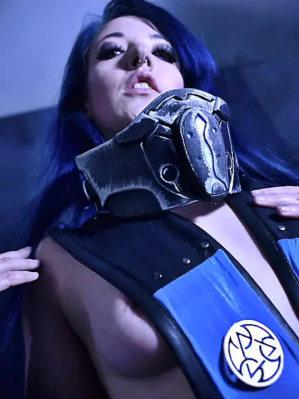 Lady SubZero Cosplay