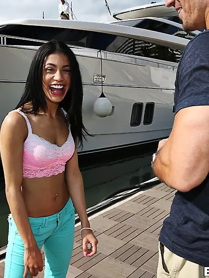 Veronica Rodrigues sucked huge in the limousine and then enjoyed