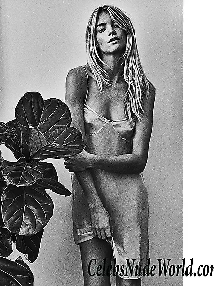 Elyse Taylor Nude Photos