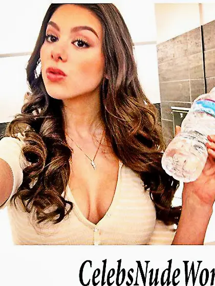 Kira Kosarin Cleavage Photos