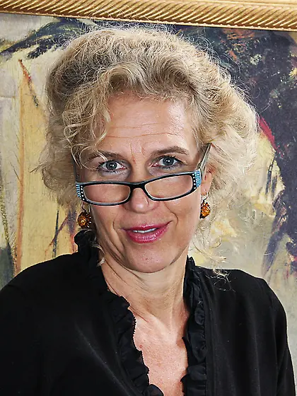 Curly-haired GILF showing off her wrinkly pussy up close and per