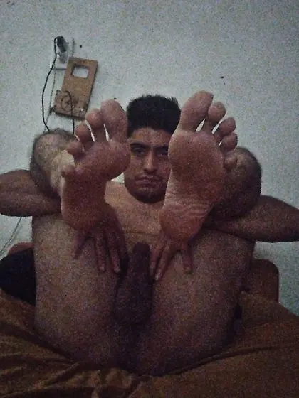 Hetero mostrando las patas y mas