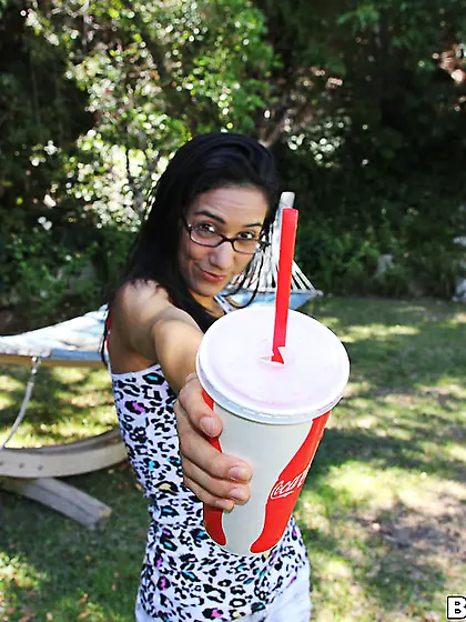 Tia Cyrus strips her slutty outfit outdoors and gets her muff sc