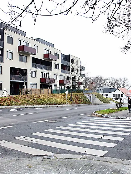 Man feeds girlfriend in striped socks so babe is prepared to be