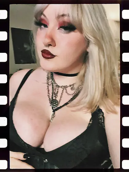 Thick PAWG slut Anna craves male attention