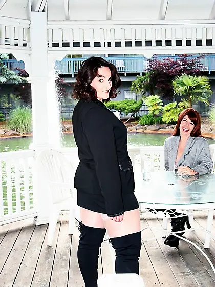 Cougar Exhibitionist Reba from United States