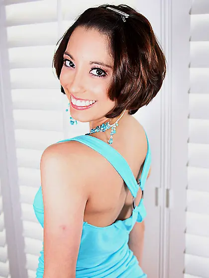 It???s the brunette babe Kayleigh Allure that works the mouth an