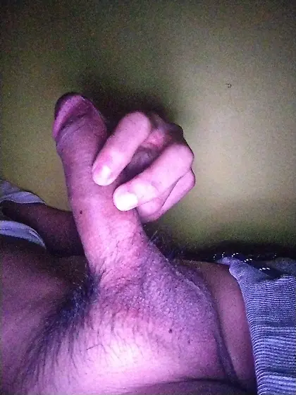 Mi verga esta muy dura y quiere que la chupes