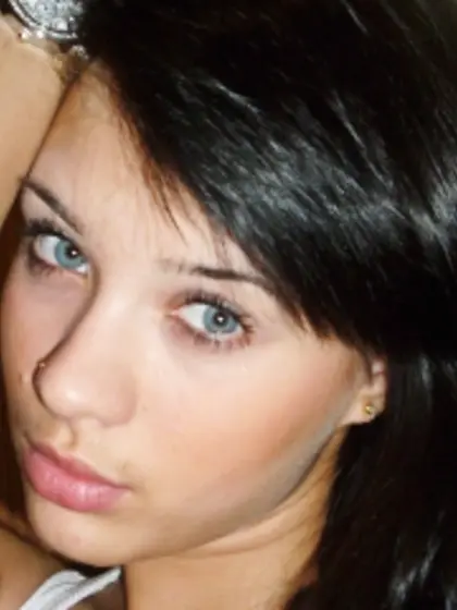 Brunette brunellia perform cameltoe