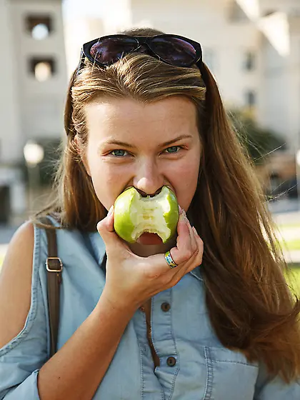 Dress-wearing blonde shows off her butt