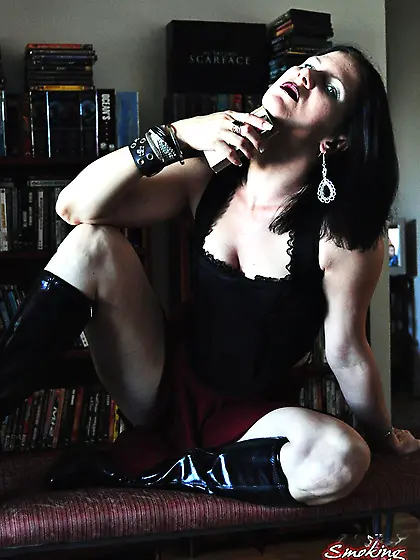 Kinky babe Mina enjoying smokes in her goth look