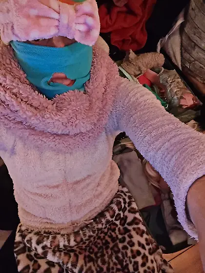 Flausch Klo Sklavin wird Vorgeführt von Master