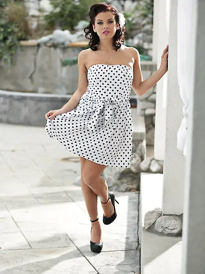 Gorgeous chick Keisha Grey poses naked outdoors