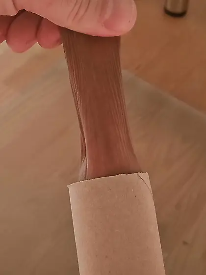 Geil mit der Vorhaut spielen und einer Papprolle