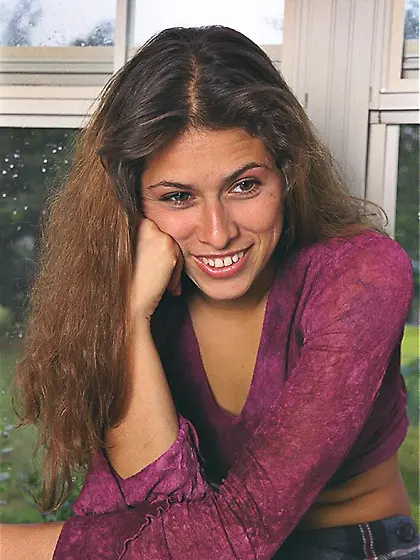 Attractive latian Tania Ramirez in skirt demonstrates her tits a