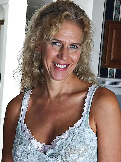 Cally Jo is a MILF with a nice rack,  and she needs to show off h