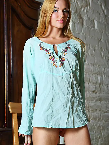 Blonde hottie Rinna A poses for softcore photos and exposes her