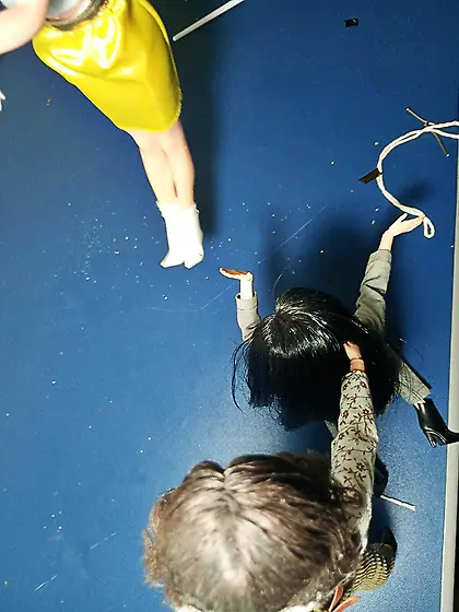 Manoela hangs Liu