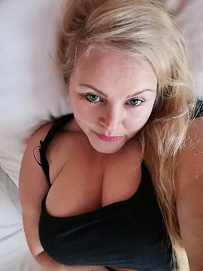 MILF Kitty Queen in her pink socks and panties - PAWG