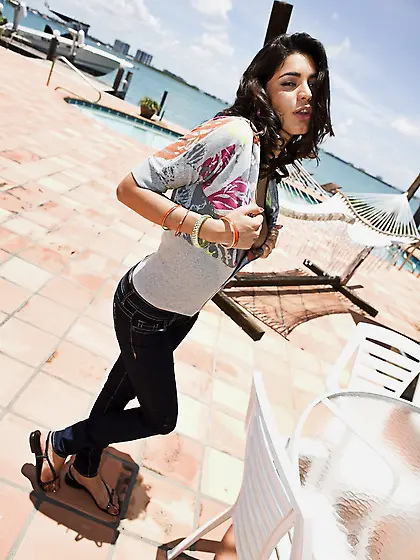 Paola Rey takes her blue jeans off and gives her hung lover a go