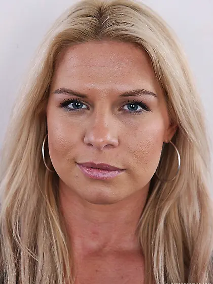 Blonde seductress cute butt