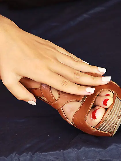 Naked toes foot fetish