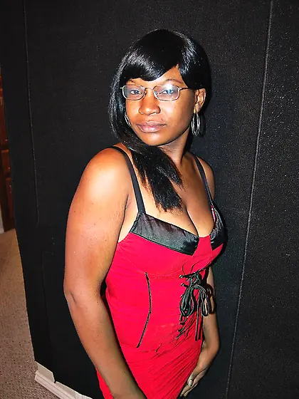 Gorgeous young ebony milf