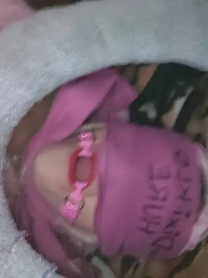 Flausch Klo Sklavin wird Vorgeführt von Master