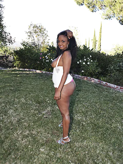 Horny ebony Sinnamon Love sucks and fucks hard a huge cock