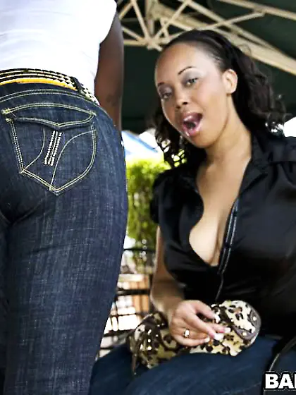 Two huge butted ebonies Joei Deluxx and Barbie Banx caught in a