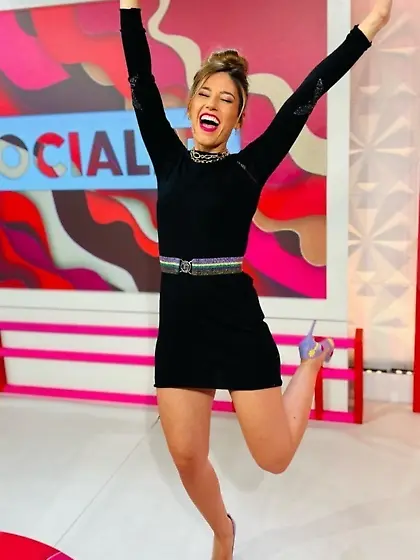 Putas exhibiendo sus piernas,  Vestida de puta