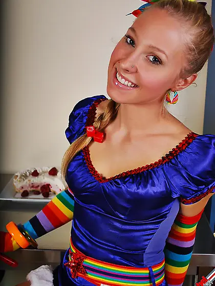 Funny blonde Rachel Sexton is pinching her erected nipples and t