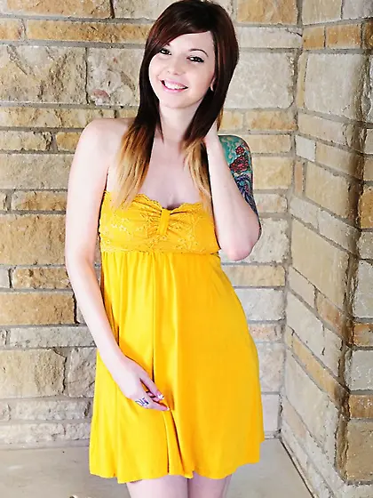 Tattooed bimbo Ivy Jean loses the yellow dress down and uncovers