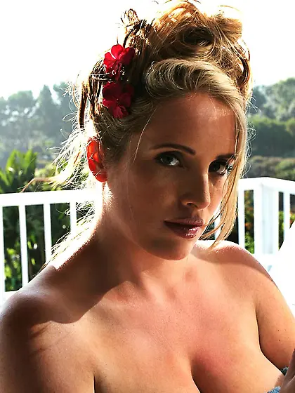 Solo babe,  Maggie Green pulls down her sexy clothes and shows he