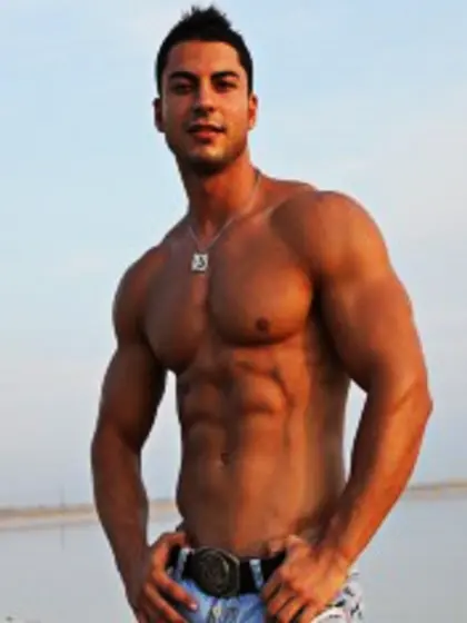 Brunette fernandes perform close